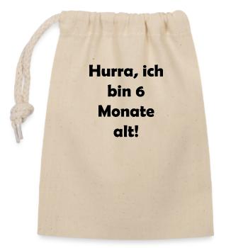 Hurra, ich bin 6 Monate alt - Verschließbarer Geschenkbeutel aus Baumwolle (14x20cm) - Natur - Vorne
