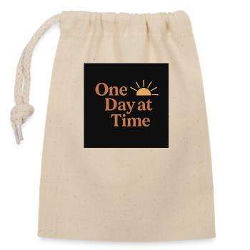 One Day at a Time – Positive Mental Health Shirt - Verschließbarer Geschenkbeutel aus Baumwolle (14x20cm) - Natur - Vorne