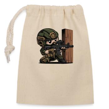 kleiner süsser soldat in Deckung - Verschließbarer Geschenkbeutel aus Baumwolle (14x20cm) - Natur - Vorne