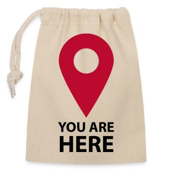 Épingle de navigation avec la police : vous êtes ici - Sac cadeau en coton avec cordon (14 x 20 cm) - nature - Devant