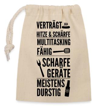 Koch Spruch: Verträgt Hitze & Schärfe Design - Verschließbarer Geschenkbeutel aus Baumwolle (14x20cm) - Natur - Vorne