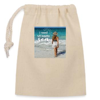 i need vitamin sea - Frau mit Hut am Strand - Verschließbarer Geschenkbeutel aus Baumwolle (14x20cm) - Natur - Vorne