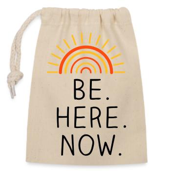 Be Here Now dreifarbig - Verschließbarer Geschenkbeutel aus Baumwolle (14x20cm) - Natur - Vorne