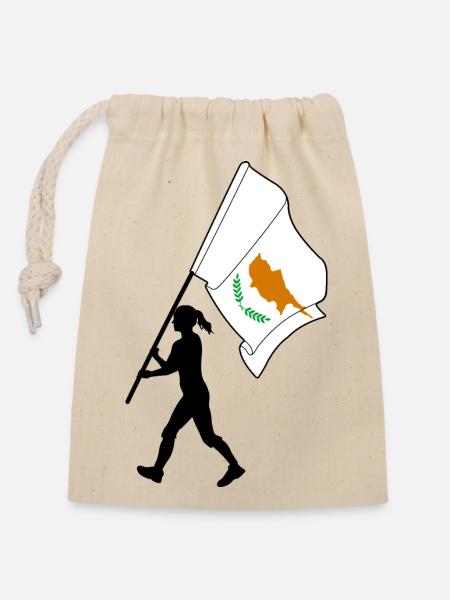 Flagge Zypern Frau Geht - Verschließbarer Geschenkbeutel aus Baumwolle (14x20cm) - Natur