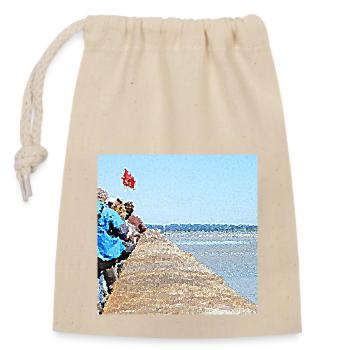 Visitors facing the ocean - Closable cotton gift bag (14x20cm) - nature - Front