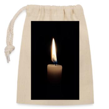 La flamme d’une bougie dans l’obscurité - Sac cadeau en coton avec cordon (14 x 20 cm) - nature - Devant