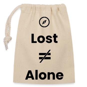 Lost ≠ Alone – Travel Shirt - Verschließbarer Geschenkbeutel aus Baumwolle (14x20cm) - Natur - Vorne