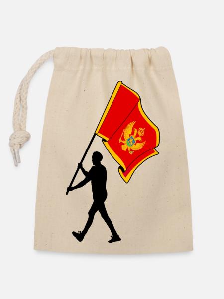 Flagge Montenegro Mann zu Fuß - Verschließbarer Geschenkbeutel aus Baumwolle (14x20cm) - Natur