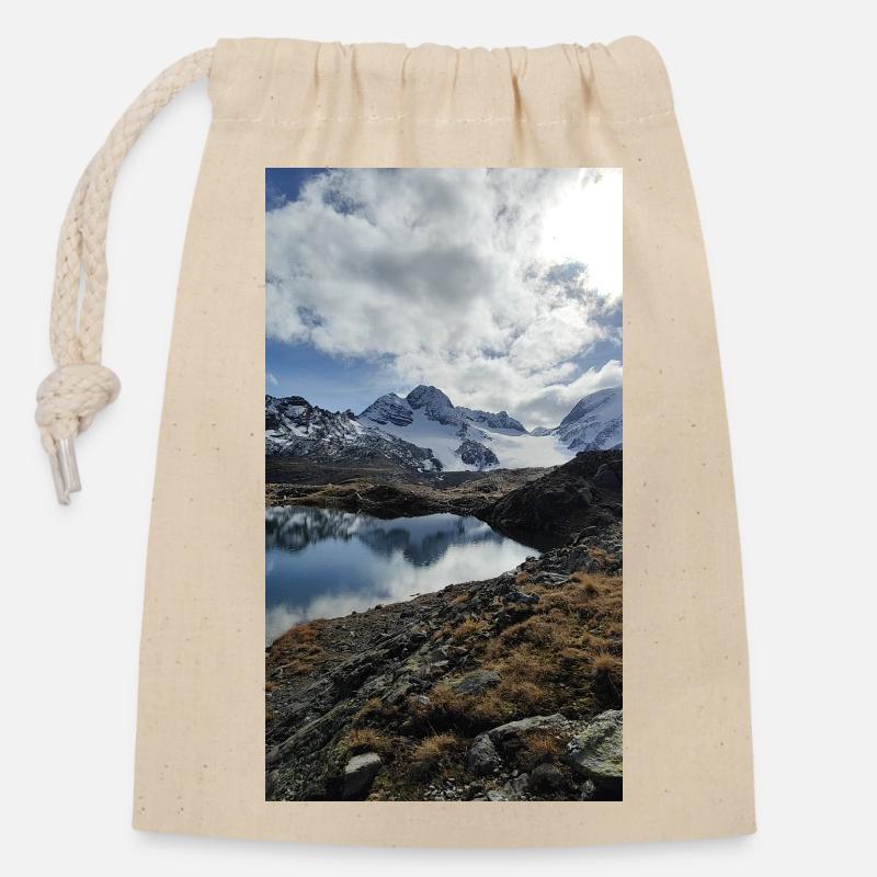 Schneebedeckte Berge - Verschließbarer Geschenkbeutel aus Baumwolle (14x20cm) - Natur