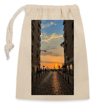 Crépuscule sur la rue pavée - Sac cadeau en coton avec cordon (14 x 20 cm) - nature - Devant