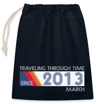 Conception drôle d'anniversaire de voyage dans le temps mars 2013 - Sac cadeau en coton avec cordon (25 x 30 cm) - bleu marine - Devant