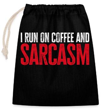 Cadeau de café : je cours sur le café et le sarcasme - Sac cadeau en coton avec cordon (25 x 30 cm) - noir - Devant