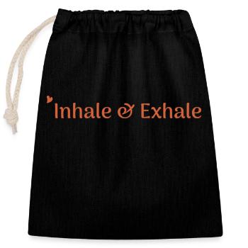 inhale & exhale - Verschließbarer Geschenkbeutel aus Baumwolle (25x30cm) - Schwarz - Vorne