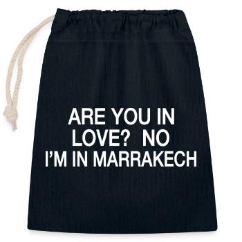 In Love No I'm In Marrakech | Travel Humor - Closable cotton gift bag (25x30cm) - navy - Front