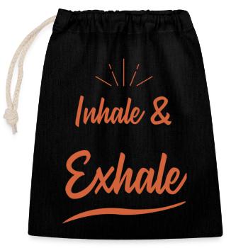 inhale & exhale spruch - Verschließbarer Geschenkbeutel aus Baumwolle (25x30cm) - Schwarz - Vorne