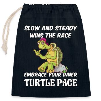 Slow and steady wins the race embrace turtle pace - Verschließbarer Geschenkbeutel aus Baumwolle (25x30cm) - Navy - Vorne