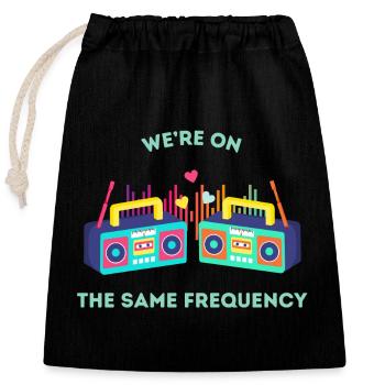 We’re on the same frequency - Verschließbarer Geschenkbeutel aus Baumwolle (25x30cm) - Schwarz - Vorne