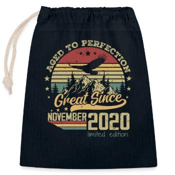 4 years Old to Perfection born: November 2020 - Closable cotton gift bag (25x30cm) - navy - Front