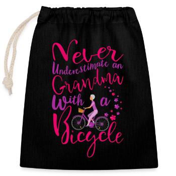 Ne sous-estimez jamais une grand-mère avec un vélo cool - Sac cadeau en coton avec cordon (25 x 30 cm) - noir - Devant