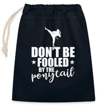 Ne vous laissez pas berner par le taekwondo à queue de cheval - Sac cadeau en coton avec cordon (25 x 30 cm) - bleu marine - Devant