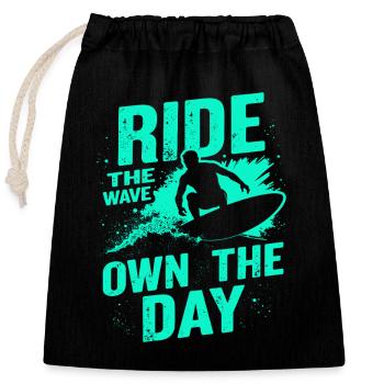 Surfer Ride the Wave – Own the Day Spruch - Verschließbarer Geschenkbeutel aus Baumwolle (25x30cm) - Schwarz - Vorne