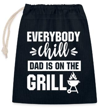 Everybody chill dad is on the grill Tshirt - Closable cotton gift bag (25x30cm) - navy - Front