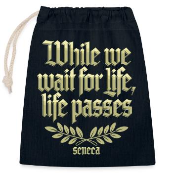Seneca | While We Wait for Life, Life Passes - Closable cotton gift bag (25x30cm) - navy - Front