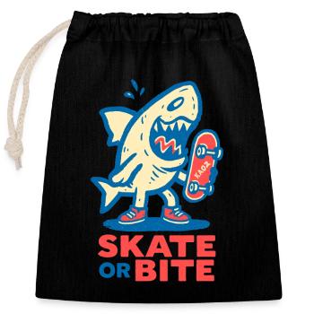 Comic-Hai mit Skateboard und Spruch - Verschließbarer Geschenkbeutel aus Baumwolle (25x30cm) - Schwarz - Vorne