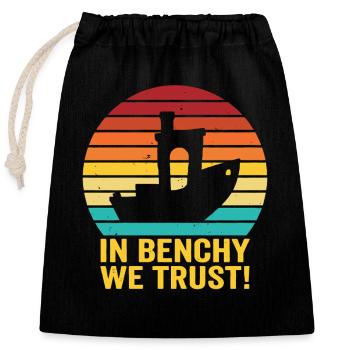In Benchy We Trust – Retro 3D Printing Design - Closable cotton gift bag (25x30cm) - black - Front