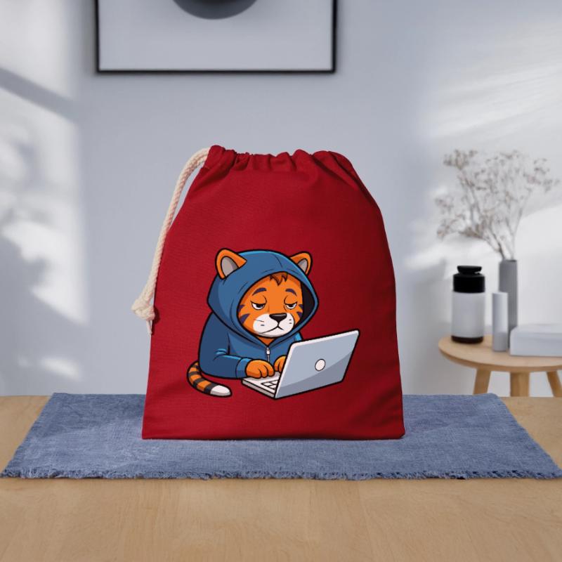 Le mignon hacker Tiger dort dans un sweat à capuche devant le PC Sac cadeau en coton avec cordon (25 x 30 cm)