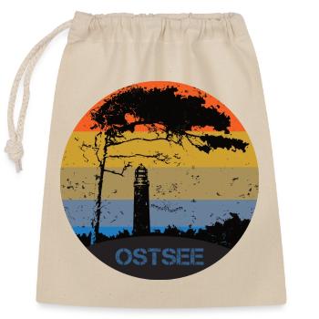 Typisch Ostsee - Leuchtturm und Windflüchter - Verschließbarer Geschenkbeutel aus Baumwolle (25x30cm) - Natur - Vorne