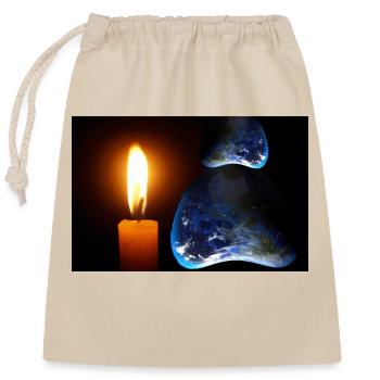 Une bougie qui brille sur une terre inconnue. - Sac cadeau en coton avec cordon (25 x 30 cm) - nature - Devant