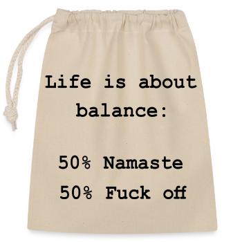 Life is about balance – Namaste & Fuck Off - Verschließbarer Geschenkbeutel aus Baumwolle (25x30cm) - Natur - Vorne