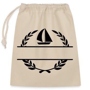 Segelboot im Lorbeerkranzmonogramm - Verschließbarer Geschenkbeutel aus Baumwolle (25x30cm) - Natur - Vorne
