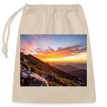 Sonnenuntergang über dem Berg - Verschließbarer Geschenkbeutel aus Baumwolle (25x30cm) - Natur - Vorne