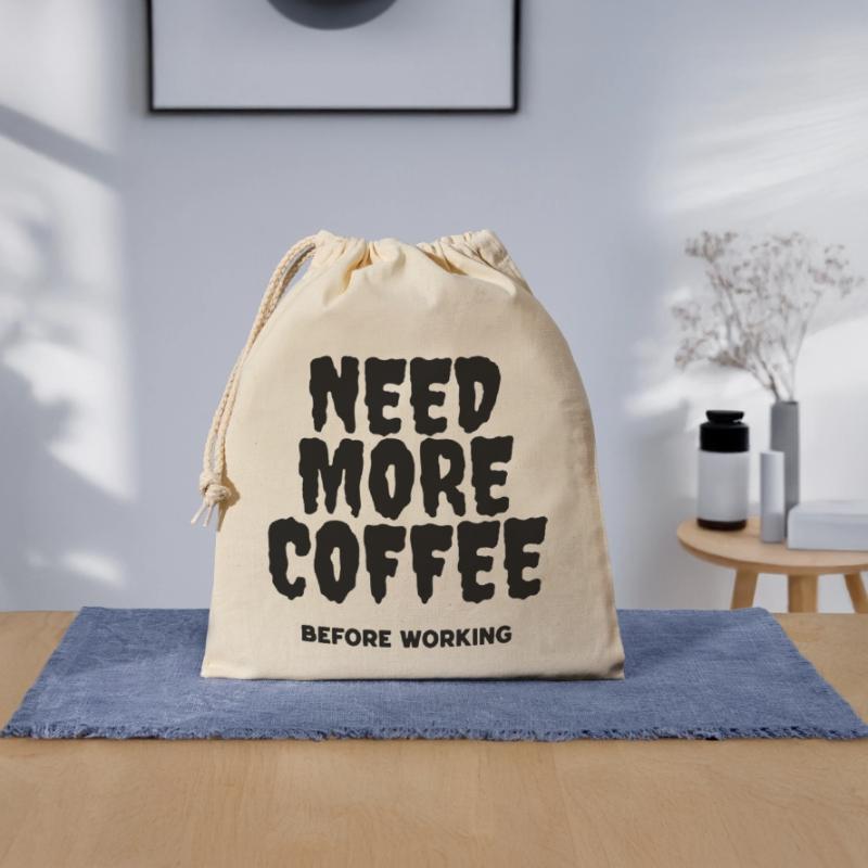 Need more coffee before working Sac cadeau en coton avec cordon (25 x 30 cm)
