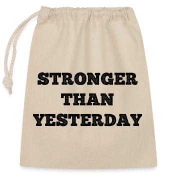 Gym Spruch Shirt Stronger Than You - Closable cotton gift bag (25x30cm) - nature - Front