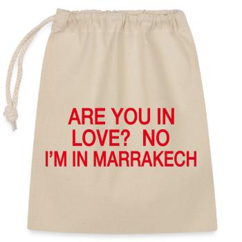 In Love No I'm In Marrakech | Travel Humor - Closable cotton gift bag (25x30cm) - nature - Front