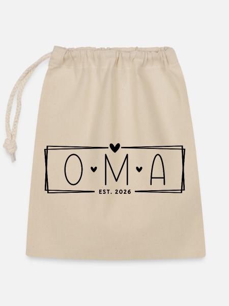 Oma Est. 2026 - Verschließbarer Geschenkbeutel aus Baumwolle (25x30cm) - Natur