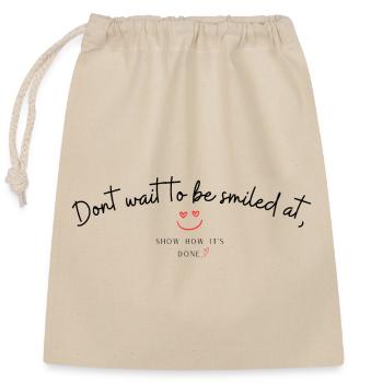 Dont wait to be smiled at - Verschließbarer Geschenkbeutel aus Baumwolle (25x30cm) - Natur - Vorne