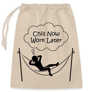 Männchen in Hängematte "CHILL NOW WORK LATER" - Verschließbarer Geschenkbeutel aus Baumwolle (25x30cm) - Natur - Vorne