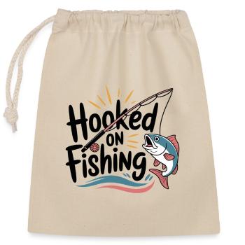 Hooked on Fishing – Lustiges Angel-Motiv - Verschließbarer Geschenkbeutel aus Baumwolle (25x30cm) - Natur - Vorne