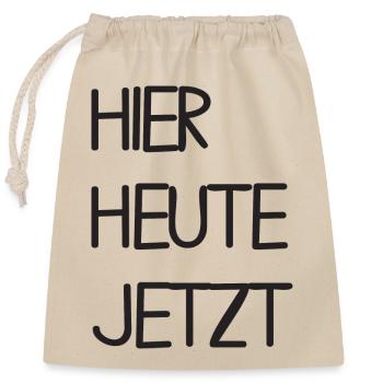 Hier Heute Jetzt - Verschließbarer Geschenkbeutel aus Baumwolle (25x30cm) - Natur - Vorne