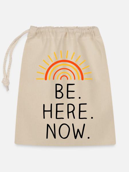 Be Here Now dreifarbig - Verschließbarer Geschenkbeutel aus Baumwolle (25x30cm) - Natur