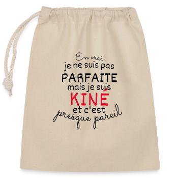 En Vrai Pas Parfaite Mais Je Suis Kiné - Sac cadeau en coton avec cordon (25 x 30 cm) - nature - Devant