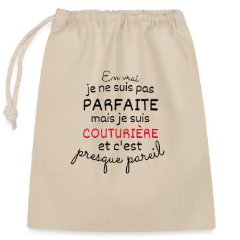 En Vrai Pas Parfaite Mais Je Suis Couturière - Sac cadeau en coton avec cordon (25 x 30 cm) - nature - Devant