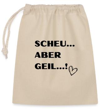 SCHEU ABER GEIL - Verschließbarer Geschenkbeutel aus Baumwolle (25x30cm) - Natur - Vorne