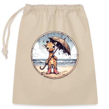 Giraffe in rubber boots with umbrella on the beach - Closable cotton gift bag (25x30cm) - nature - Front
