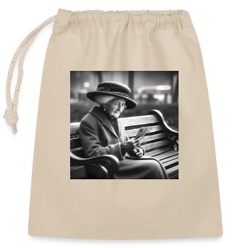 Granny with smartphone - Closable cotton gift bag (25x30cm) - nature - Front