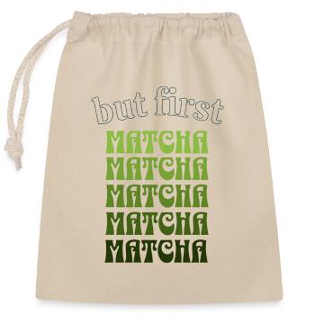 But First Matcha – Grüner Tee Vibes Design - Verschließbarer Geschenkbeutel aus Baumwolle (25x30cm) - Natur - Vorne